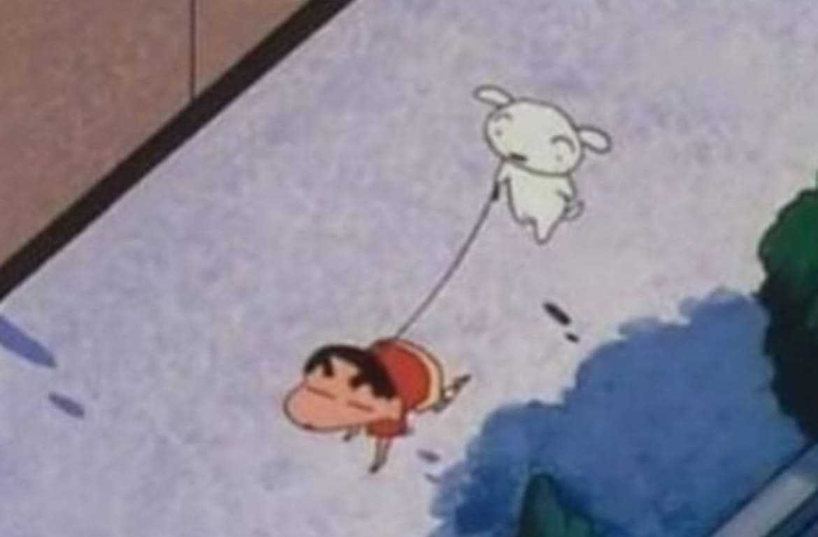 흰둥이가 짱구를 산책하는 모습